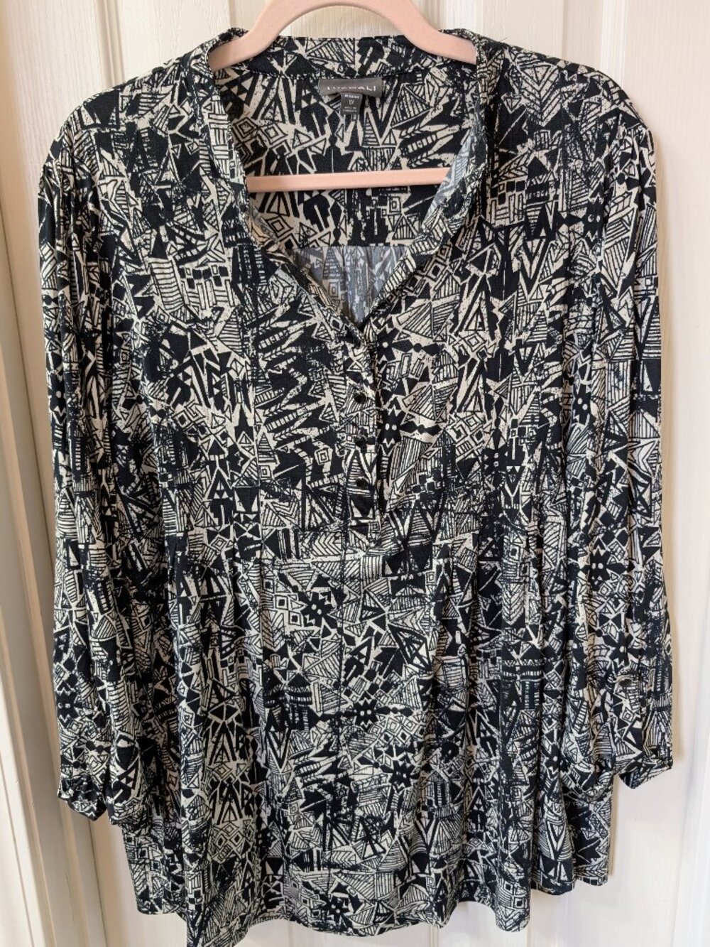 Roz & Ali Black White Stretch Button Front Wild Print Long Sleeve Top Size 1X